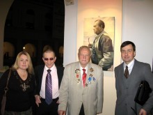 Владимир Чеботарев рядом с портретом