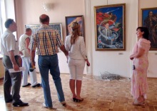П.В.Тулаев с гостями у портрета П. ...