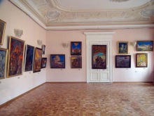 Зал с экспозицией картин  Андрея Клименко