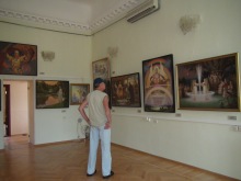 Зал с экспозицией картин  Бориса Ольшанского