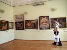 Зал с экспозицией картин  Бориса Ольшанского