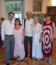 Арт-директор выставки П.В.Тулаев с гостями